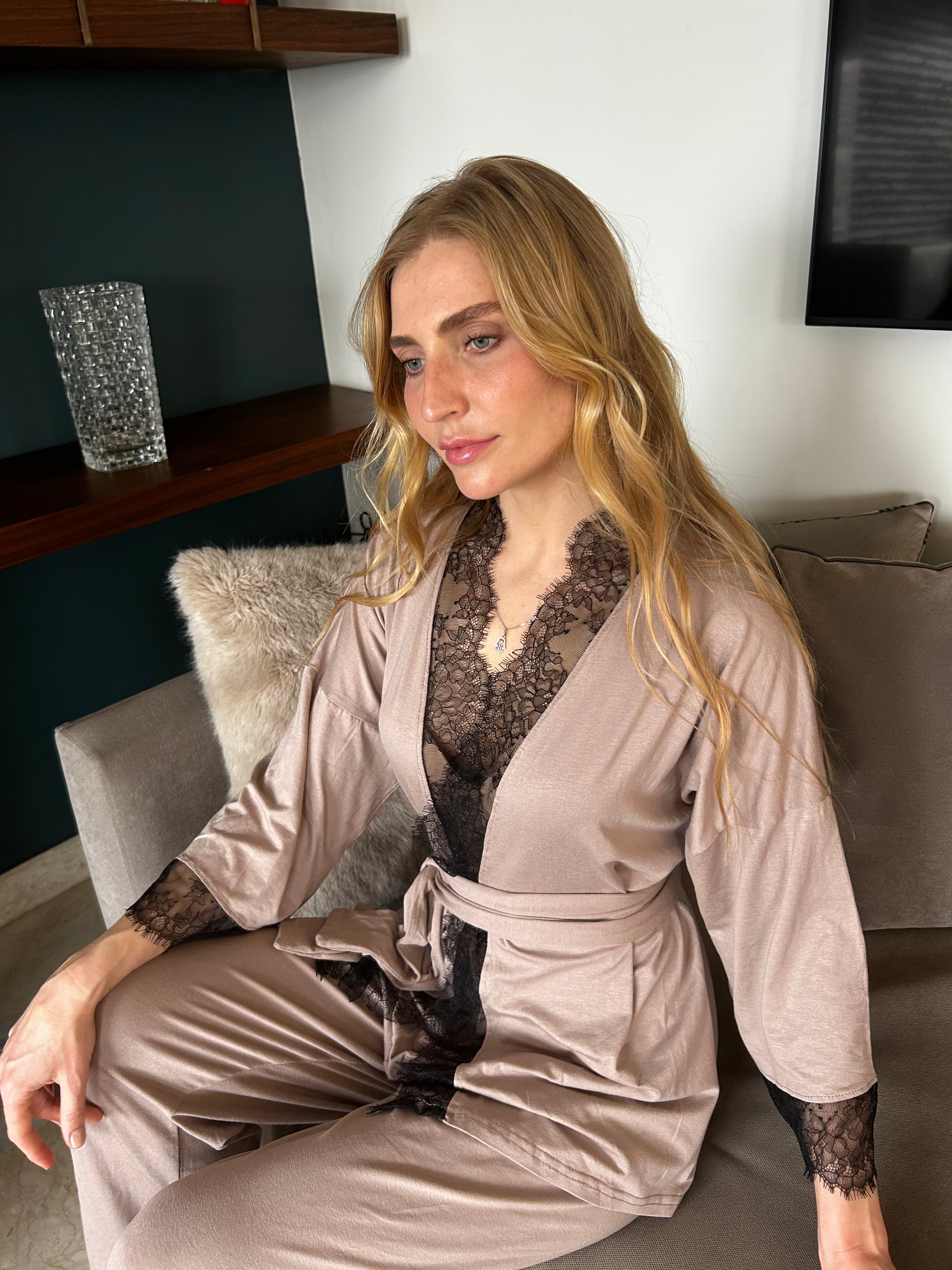 Ensemble Pyjama avec Ceinture et Dentelle Divine