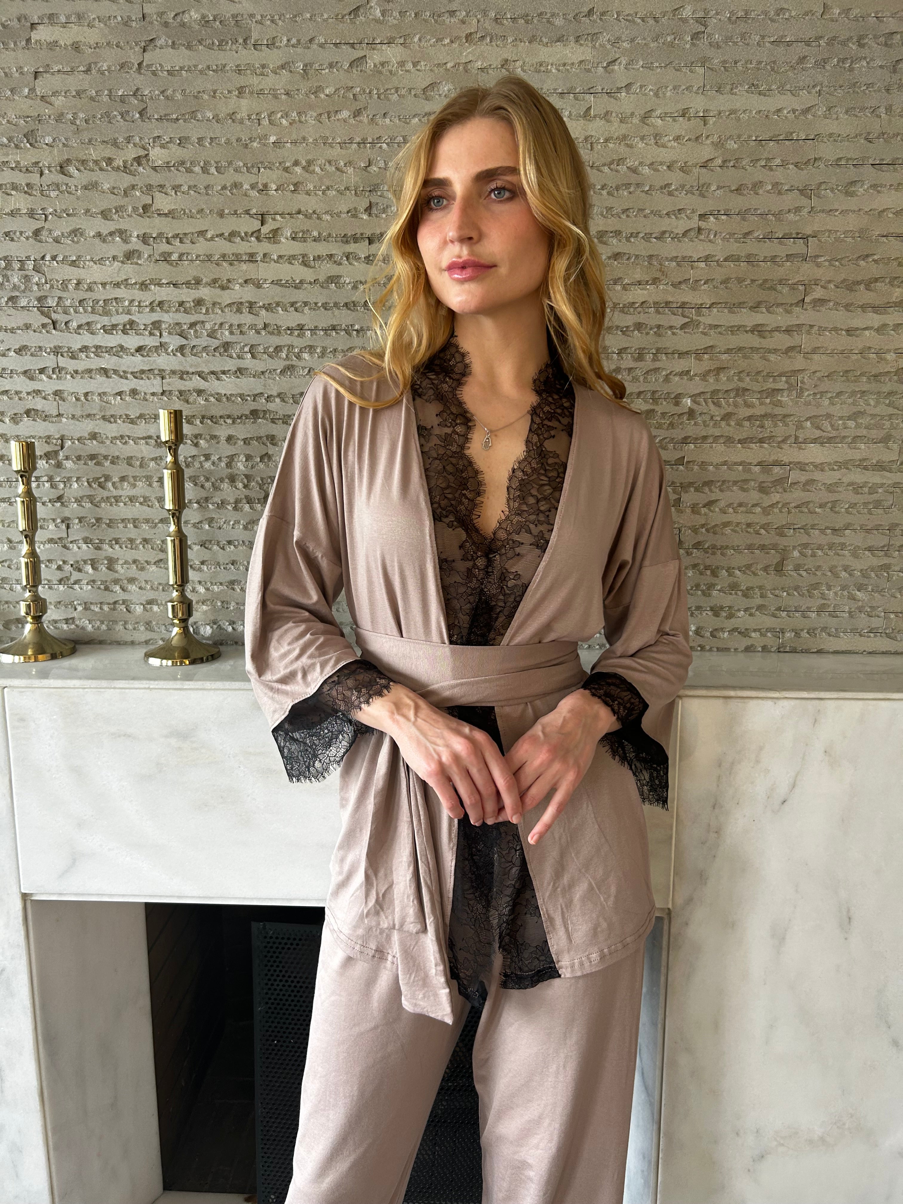 Ensemble Pyjama avec Ceinture et Dentelle Divine