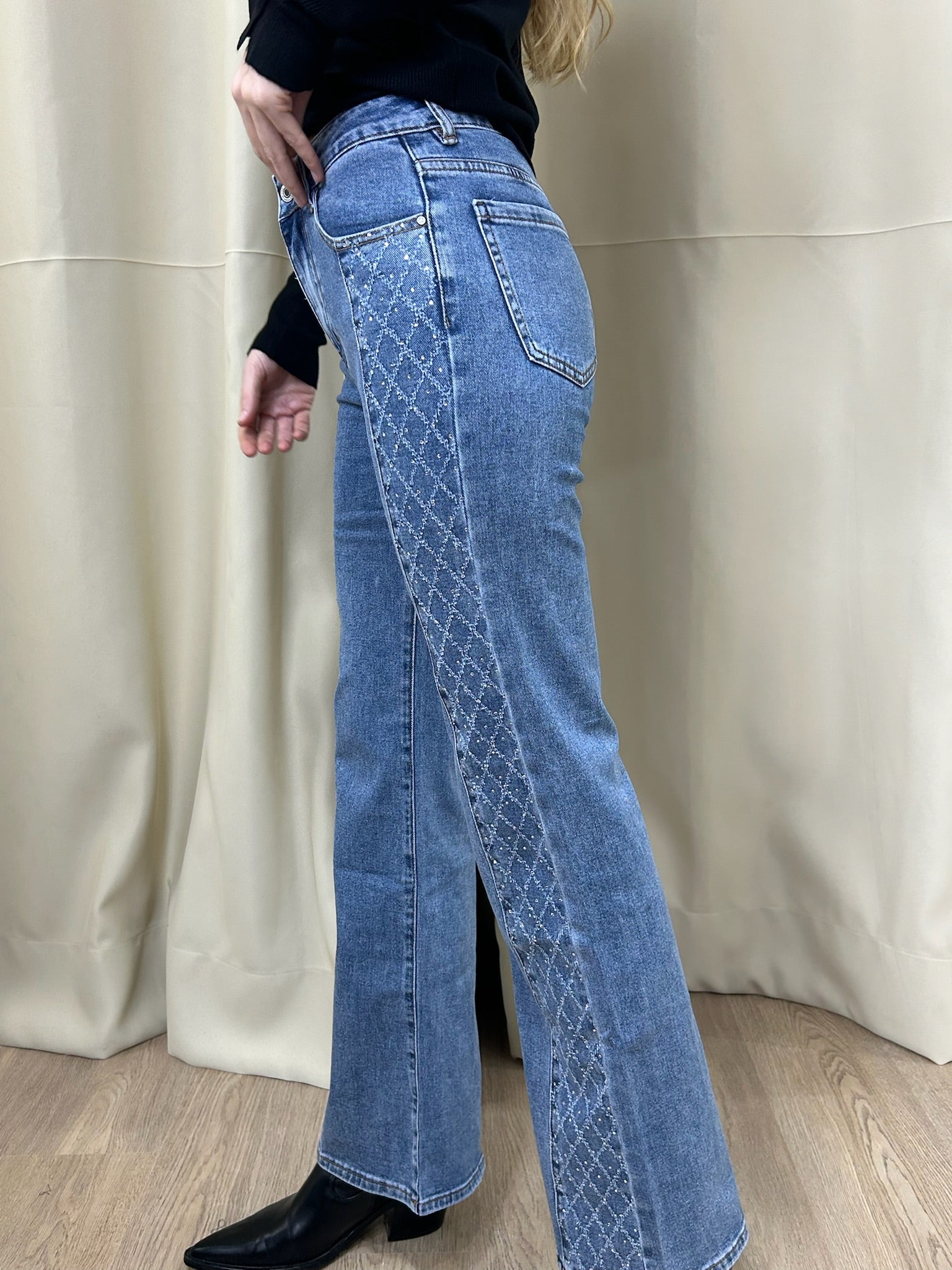 Jean avec strass sur coté