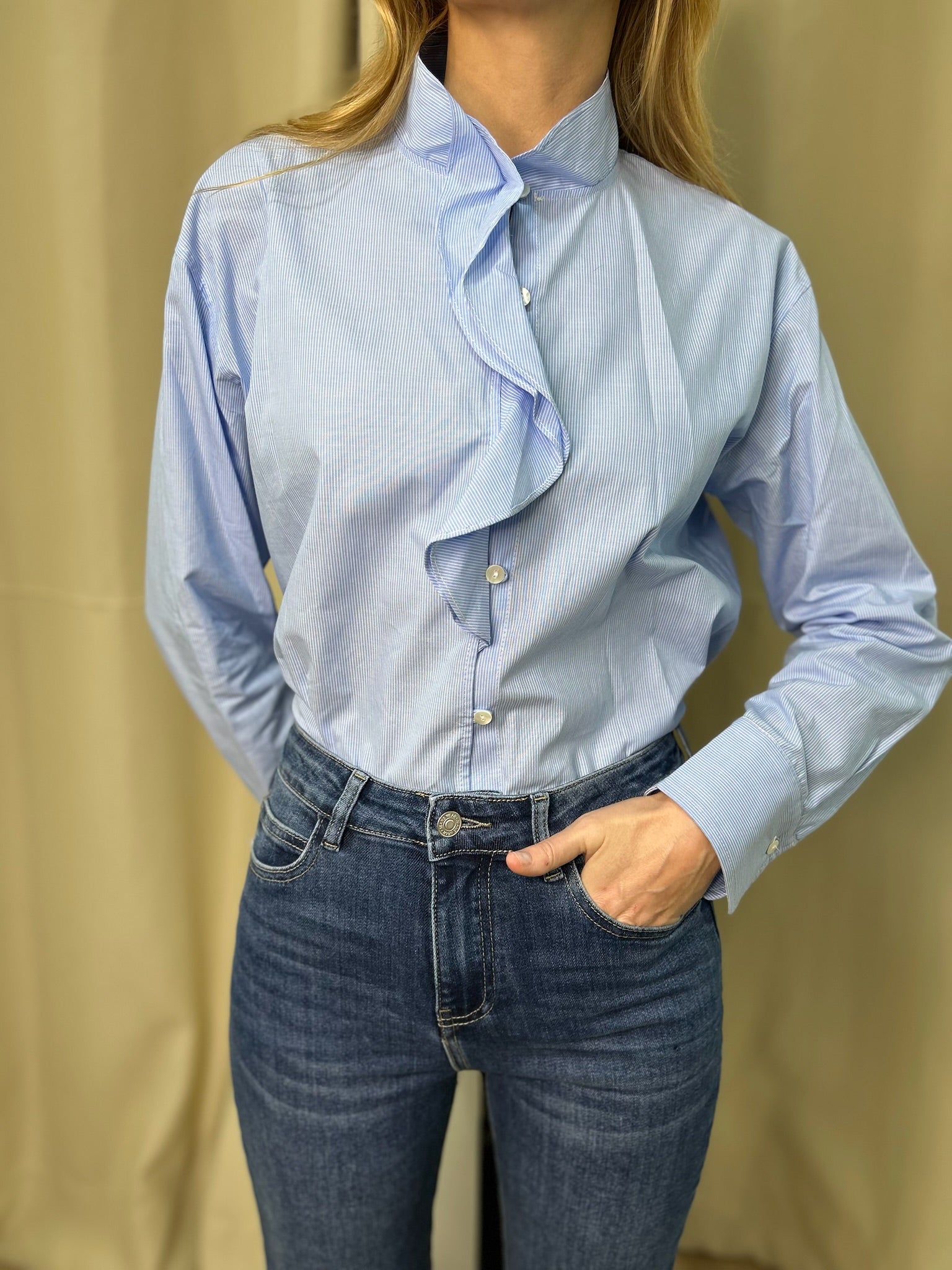 Chemise Bleu avec Details au Col